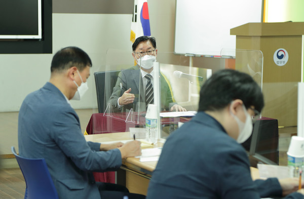 박범계 법무부장관이 직원 간담회를 가지고 있다 (사진 = 법무부 제공)