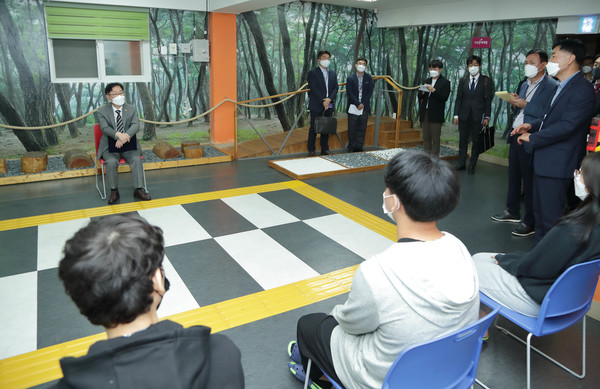 박범계 법무부장관이 교육생들과 대화하고 있다 (사진 = 법무부 제공)