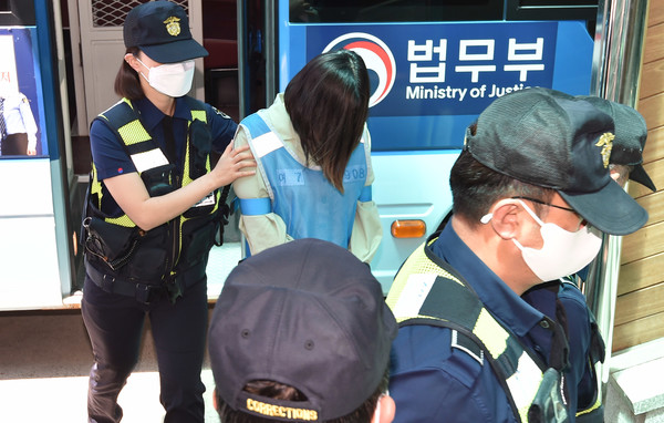 구미 3세 여아를 방치해 숨지게 한 혐의로 재판에 넘겨진 친언니 김모(22)씨가 4일 오후 대구지법 김천지원에서 열리는 선고 공판에 출석하기 위해 법정으로 향하고 있다. 2021.06.04 / 사진=[뉴시스]