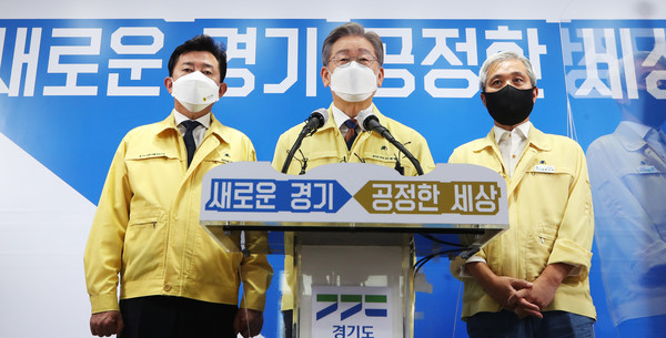 이재명 경기도지사가 15일 오후 경기도 수원시 경기도청 브리핑룸에서 경기도의회 더불어민주당 박근철 대표의원(왼쪽), 곽상욱 경기도시장군수협의회 회장(오른쪽)과 제3차 경기도 재난기본소득 지급 관련 기자회견을 하고 있다. 2021.09.15 / 사진=[경기사진공동취재단]