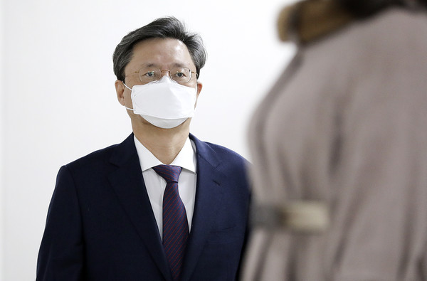 우병우 전 청와대 민정수석이 4일 오후 서울 서초구 서울고등법원에서 열린 '국정농단 방치·불법사찰 지시' 항소심 선고 공판에 출석하고 있다. 2021.02.04 / 사진=[뉴시스]