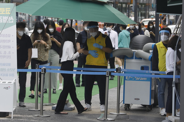 코로나19 신규 확진자가 0시 기준 2,008명을 기록한 17일 서울 고속버스터미널 임시선별검사소에서 시민들이 줄을 서서 검사를 기다리고 있다. 2021.09.17 / 사진=[뉴시스]