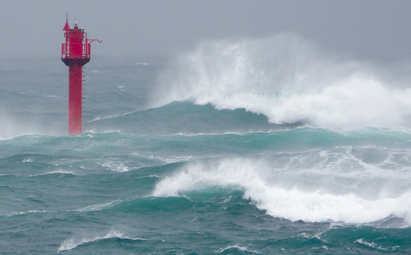 제14호 태풍 '찬투(CHANTHU)'가 북상 중인 16일 오후 제주 서귀포시 남원읍 태흥2리 인근 앞바다에 거친 파도가 몰아치고 있다. 기상청은 태풍이 17일 오전 3시 서귀포 남남서쪽 110㎞까지 접근해 같은 날 오전 9시 서귀포 동남동쪽 약 50㎞ 해상까지 진출할 것으로 예보했다. 2021.09.16 / 사진=[뉴시스]