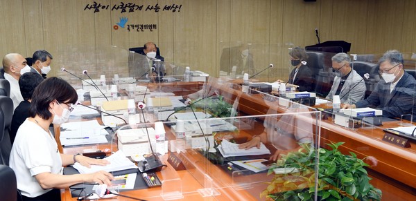 송두환 국가인권위원회 위원장이 13일 서울 중구 국가인권위원회에서 열린 전원위원회 회의를 주재하고 있다.2021.09.13 / 사진=[공동취재사진]