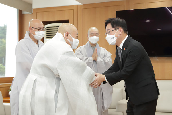 범계 법무부장관과 조계종 총무원장 원행스님이 환담장에서 인사를 나누고 있다 (사진 = 법무부 제공)