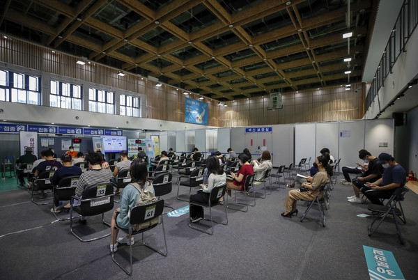 13일 오전 서울 서대문구 북아현문화체육센터에 마련된 코로나19 예방접종센터를 찾은 시민들이 백신 접종을 마친 뒤 이상반응을 관찰하고 있다. 12일 코로나19 예방접종대응추진단에 따르면 60세 이상 고령층 포함 18세 이상 성인 가운데 75%가 1회 이상 백신 접종을 받았으며, 접종 완료자도 전체 인구의 39%를 넘어선 것으로 집계됐다. 방역당국은 추석 연휴 전까지 전체 인구 대비 1차 접종률 70% 목표를 향해 속도를 내고 있다. 2021.09.13.