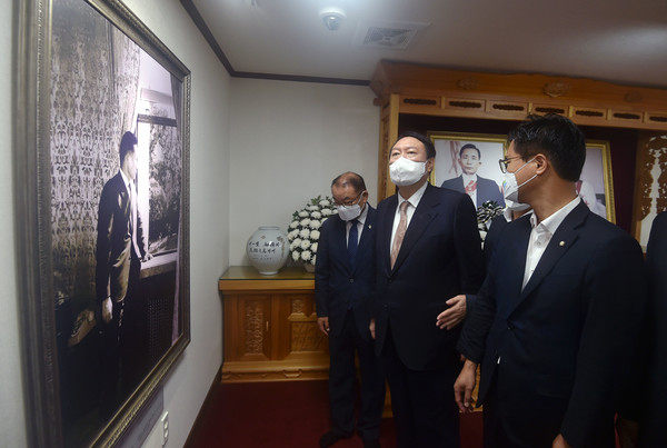 윤석열 국민의힘 대선 경선 후보가 17일 오전 경북 구미시 상모동 박정희 전 대통령 생가를 찾아 분향을 마친 뒤 생전 활동사진을 보고 있다. 2021.09.17 / 사진=[뉴시스]