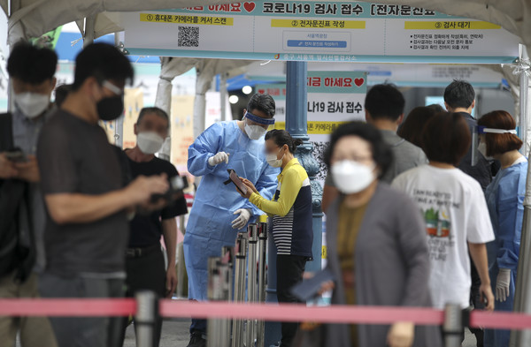 0시 기준 코로나19 신규확진자가 2008명으로 집계된 17일 오전 서울 중구 서울역 광장에 설치된 코로나19 임시선별검사소를 찾은 시민들이 검사를 받기 위해 줄 서 있다. 2021.09.17 / 사진=[뉴시스]