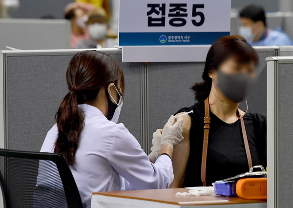 추석 연휴 첫 날인 18일 오전 광주 서구 코로나19 예방 접종센터에서 보건소 의료진이 시민들에게 화이자 백신을 접종하고 있다. 2021.09.18.