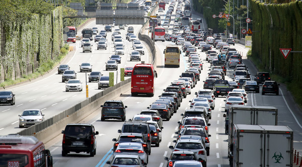 추석 연휴 첫날인 18일 오후 서울 잠원IC 인근 경부고속도로 하행선(오른쪽)이 정체를 빚고 있다. 2021.09.18.