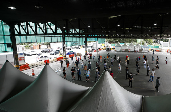 추석 연휴가 시작된 가운데 19일 오후 집단감염이 발생한 서울 송파구 가락농수산물종합도매시장에 설치된 서울시 찾아가는 선별진료소를 찾은 시장 상인 및 관계자들이 코로나19 검사를 받기 위해 줄 서 있다. 2021.09.19 / 사진=[뉴시스]