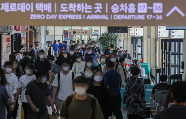 추석 연휴 마지막날인 22일 오전 서울 서초구 서울고속버스터미널에서 시민들이 버스에서 내려 이동하고 있다. 2021.09.22 / 사진=[뉴시스]