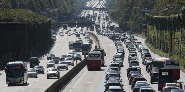 추석 연휴 마지막날인 22일 오전 서울 서초구 잠원IC 인근 경부고속도로 하행선이 정체를 빚고 있다. 2021.09.22.