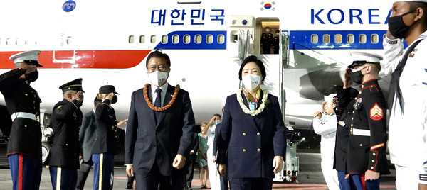 한미 유해 상호 인수를 위해 미국 하와이를 방문한 문재인 대통령과 김정숙 여사가 21일(현지시간) 히캄 공군기지에 도착해 의장대를 통과하고 있다. 2021.09.22 / 사진=[뉴시스]