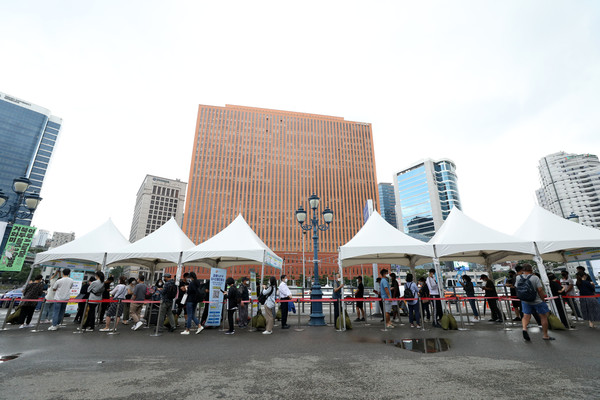 추석 연휴 마지막 날인 22일 오전 서울 용산구 서울역 광장에 마련된 임시 선별검사소에서 시민들이 코로나19 검사를 대기하고 있다. 2021.09.22 / 사진=[뉴시스]
