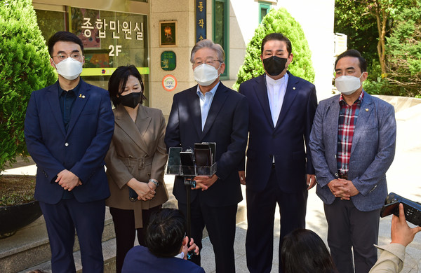 더불어민주당 대선주자인 이재명 경기도지사가 추석 연휴 마지막 날인 22일 서울 동작소방서를 찾아 소방관들을 격려한 뒤 취재진의 질문에 답하고 있다. 2021.09.22 / 사진=[국회사진기자단]