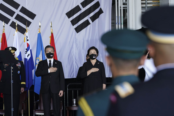 문재인 대통령과 김정숙 여사가 22일(현지시간) 미국 히캄 공군기지 19번 격납고에서 열린 한미 유해 상호 인수식에서 국민의례 하고 있다. 2021.09.23 / 사진=[뉴시스]