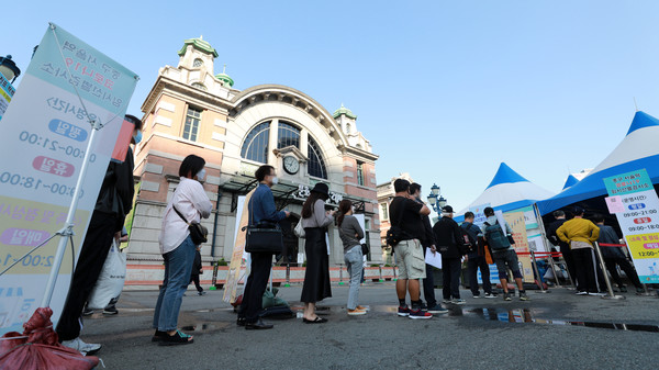 24일 오전 서울 중구 서울역광장 코로나19 임시선별검사소에서 시민들이 코로나19 검사를 받기 위해 줄지어 서 있다. 중앙방역대책본부에 따르면 이날 0시 기준 신규 코로나19 확진자는 2434명으로 역대 최다 신규 확진자를 기록했다. 2021.09.24 / 사진=[뉴시스]