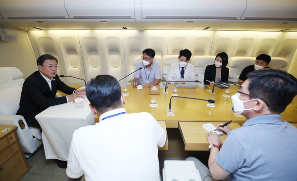 미국 순방을 마친 문재인 대통령이 23일 공군 1호기로 귀국 중 기내에서 순방에 동행한 기자들과 간담회를 하고 있다. 2021.09.24 / 사진=[뉴시스]