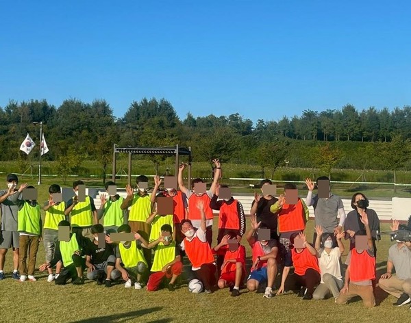 법무부와 아프간 특별기여자들이 축구시합후 기념촬영을 하고있다 (사진 = 법무부 제공)