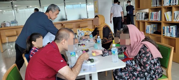 아프가니스탄 특별기여자들이 송편 등 명절음식을 체험하고 있다 (사진 = 법무부 제공)