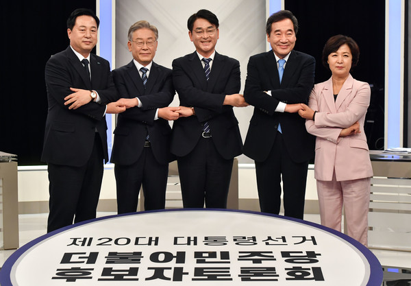 더불어민주당 대권 주자들이 24일 오후 부산 수영구 부산KBS에서 열린 제20대 대통령선거 민주당 경선 후보 토론회에 참석, 본격적인 토론에 앞서 기념촬영을 하고 있다. 왼쪽부터 김두관·이재명·박용진·이낙연·추미애 후보. 2021.09.24 / 사진=[뉴시스]