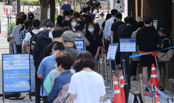 코로나19 신규 확진자가 2,771명으로 역대 두 번째 규모를 기록한 26일 오전 서울 송파구 보건소 선별진료소에서 시민들이 검사를 받기 위해 대기하고 있다. 2021.09.26 / 사진=[뉴시스]