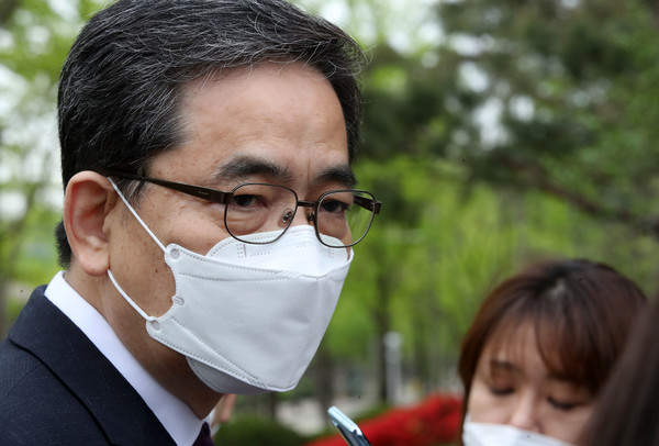 곽상도 국민의힘 의원이 23일 오전 경기도 과천정부청사에 있는 공수처를 항의방문하며 취재진의 질문에 답하고 있다. 2021.04.23 / 사진=[뉴시스]