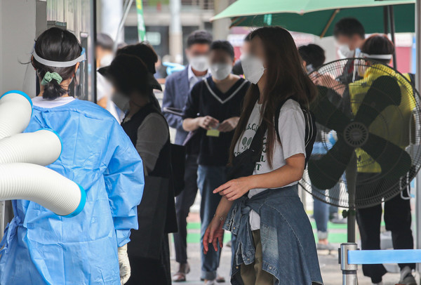 코로나19 신규 확진자가 2,383명으로 역대 네 번째 규모를 기록한 27일 오후 서울 서초구 고속버스터미널 임시선별검사소에서 시민들이 검사를 받기 위해 대기하고 있다. 2021.09.27 / 사진=[뉴시스]