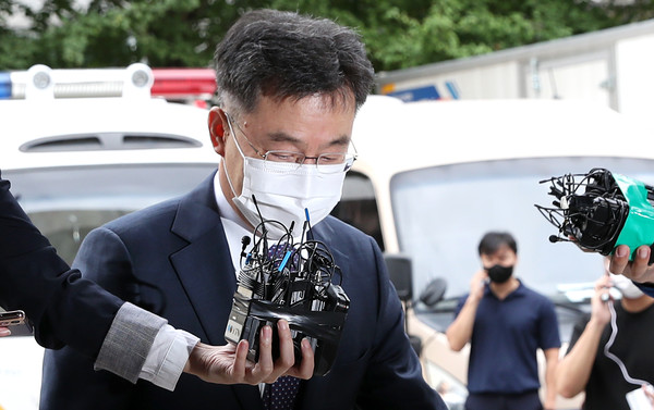 성남 대장동 개발 특혜 의혹이 불거진 화천대유 대주주 김만배 씨가 27일 오전 서울 용산구 용산경찰서에 참고인 신분으로 출석하고 있다. 2021.09.27 / 사진=[뉴시스]