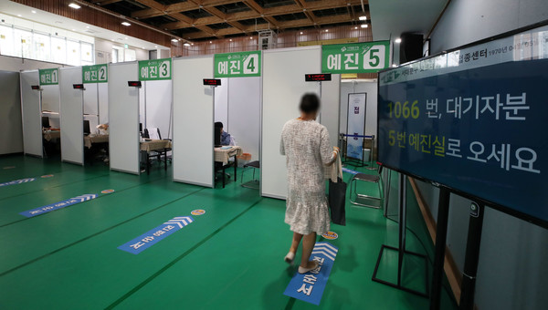 코로나19 신규 확진자가 2383명으로 집계된 27일 오전 서울 서대문구 북아현체육문화센터에 마련된 코로나19 백신예방접종센터를 찾은 시민들이 백신 접종 전 예진실로 이동하고 있다. 추석 연휴 이후 첫 주말 코로나19 신규 확진자 수는 이틀 연속 2,000명대를 기록했다. 2021.09.27.