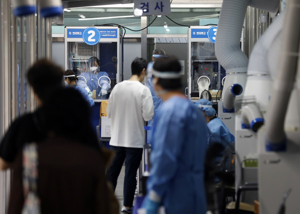 코로나19 신규 확진자가 0시 기준 2,289명을 기록한 28일 서울 동대문구 코로나19 선별진료소를 찾은 시민이 검사를 기다리고 있다. 2021.09.28 / 사진=[뉴시스]