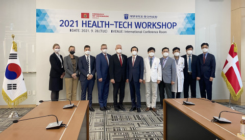 - 위 사진: 대구 계명대학교 동산의료원에서 열린 ‘2021 헬스 테크 워크숍’에서 주한덴마크대사관과 동산의료원 및 헬스케어 덴마크 관계자들이 기념 촬영을 하고 있다. 이번 워크숍은 ‘2025 스마트 병원 시범 운영 사업’에 선정된 동산의료원에 덴마크의 ‘슈퍼 병원’ 프로젝트를 소개하고 덴마크 의료기술 기업들간 협력을 도모하기 위해 기획됐다
