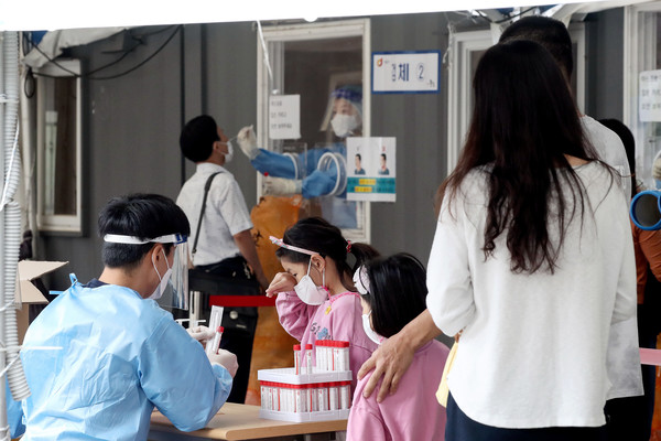 코로나19 일일 신규 확진자 수가 2289명으로 집계된 28일 오전 서울 중구 서울역에 마련된 임시선별검사소에서 어린이가 검사를 기다리고 있다. 2021.09.28 / 사진=[뉴시스]