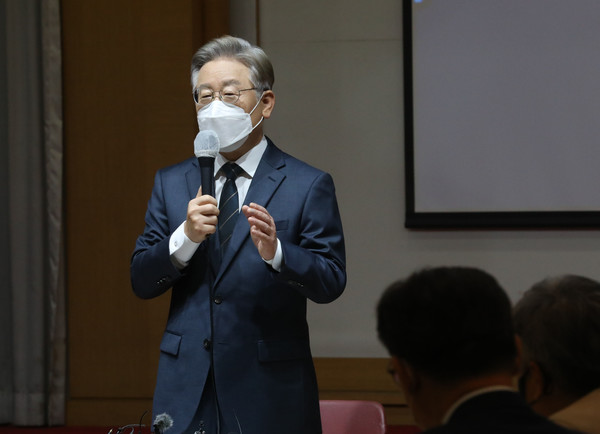 더불어민주당 대선 예비후보인 이재명 경기도지사가 29일 오전 서울 영등포구 중앙보훈회관에서 열린 개발이익 환수제도의 문제와 개선방안에 대한 긴급토론회에서 축사를 하고 있다. 2021.09.29 / 사지=[뉴시스]