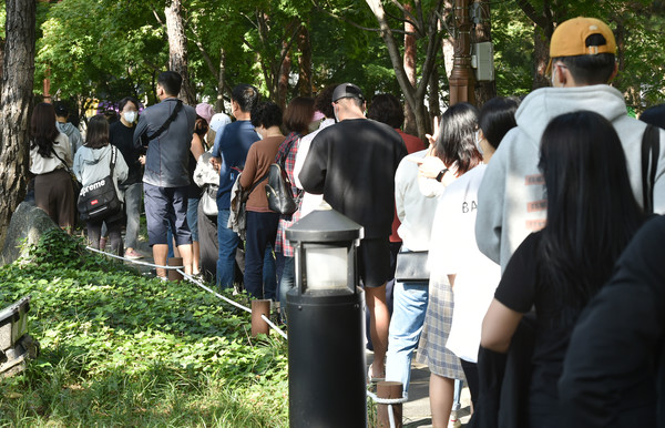 1일 오전 대구 중구 국채보상운동기념공원 임시선별검사소에서 시민들이 코로나19 진단검사를 받기 위해 순서를 기다리고 있다. 2021.10.01 / 사진=[뉴시스]