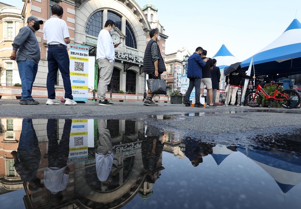 코로나19 신규 확진자가 2,086명으로 집계된 3일 오전 서울 중구 서울역광장에 마련된 선별진료소에서 시민들이 검사를 받기 위해 대기하고 있다. 2021.10.03 / 사진=[뉴시스]