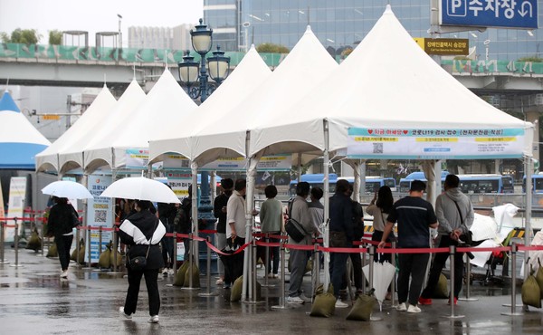 0시 기준 2028명의 신규 코로나19 확진자가 발생한 6일 오전 서울역광장에 설치된 임시 선별검사소에서 시민들이 검사를 받기 위해 줄을 서고 있다. 2021.10.06.