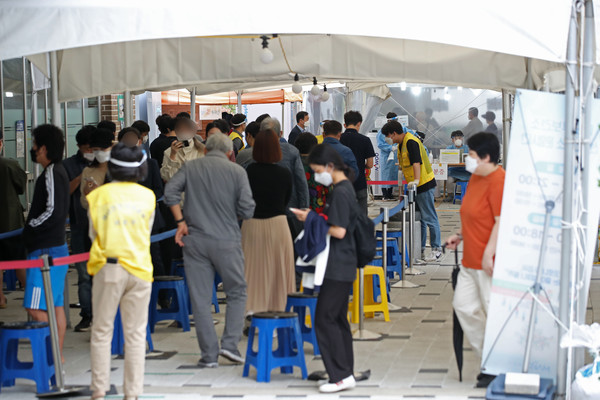 농수산물시장 관련 코로나19 집단감염이 이어지는 가운데 8일 오전 서울 마포구 보건소 선별진료소에서 시민들이 검체 검사를 받기 위해 대기하고 있다. 코로나19 신규 확진자 수는 2176명으로 집계되면서 최근 3일 연속 2000명대를 이어가고 있다. 2021.10.08 / 사진=[뉴시스]