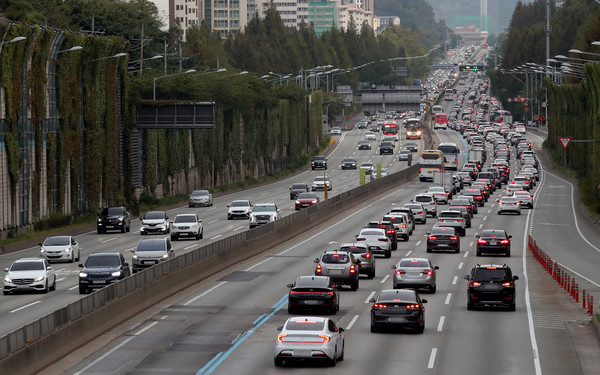 개천절 연휴인 3일 오후 서울 잠원IC 인근 경부고속도로 하행선이 정체를 빚고 있다. 2021.10.03.