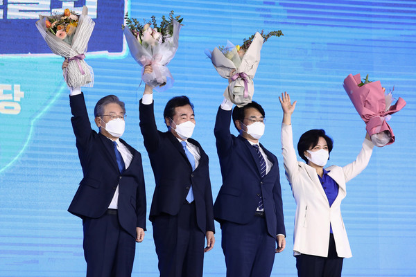 더불어민주당 제20대 대통령 후보에 선출된 이재명 후보가 10일 서울 송파구 올림픽공원 핸드볼경기장에서 열린 서울 합동연설회에서 이낙연 박용진, 추미애 후보와 기념촬영을 하고 있다. 2021.10.10 / 사진=[국회사진기자단]