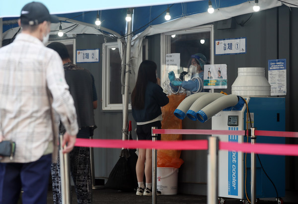 질병관리청 중앙방역대책본부에 따르면 0시 기준 코로나19 누적 확진자가 전날보다 1,297명 증가한 33만2816명을 기록한 11일 서울역 임시선별검사소를 찾은 시민이 검사를 하고 있다. 2021.10.11 / 사진=[뉴시스]