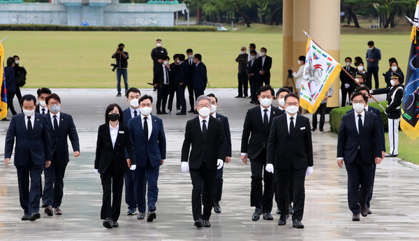 더불어민주당 대선후보로서의 첫 행보로 국립대전현충원 참배에 나선 이재명 대선후보가 송영길 대표와 현충탑으로 향하고 있다.2021.10.11 / 사진=[공동취재사진]