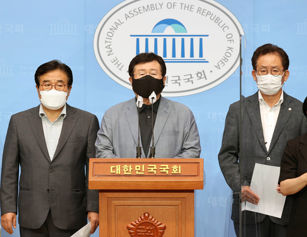 더불어민주당 설훈(가운데), 이병훈(왼쪽), 유기홍 의원이 5일 서울 여의도 국회 소통관에서 한미연합군사훈련 조건부 연기 촉구 기자회견을 하고 있다.2021.08.05 / 사진=[공동취재사진]