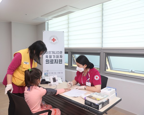 사진설명 :  12일(화) 대한적십자사 의료지원단이 충북 진천군 소재 국가공무원인재개발원에 임시진료소를 설치하고 아프간가니스탄 특별기여자와 그 가족들을 진료하고 있다.