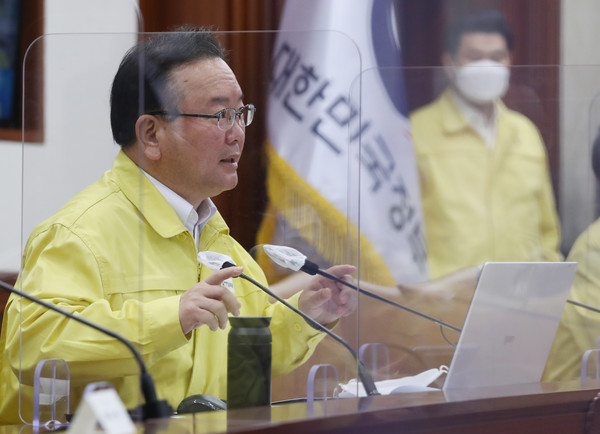 김부겸 국무총리가 12일 오전 서울 종로구 정부서울청사에서 열린 코로나19 중앙재난안전대책본부(중대본) 회의에 참석해 발언하고 있다.2021.10.12 / 사진=[공동취재사진]