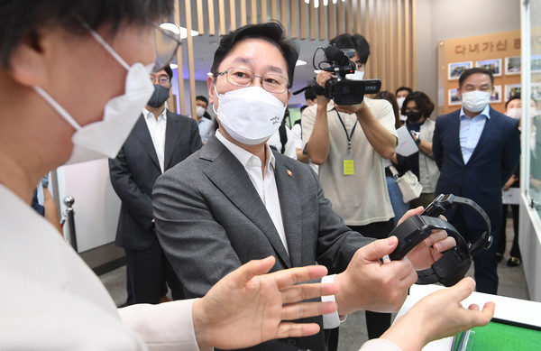 박범계 법무부 장관이 26일 서울 동대문구 휘경동 위치추적중앙관제센터를 방문해 현재 시행 중인 전자발찌(위치추적 전자장치)를 살펴보고 있다. 이날 박 장관은 센터를 방문해 법무부의 '전자감독시스템(U-Guard)'과 경기도의 '안전귀가서비스'를 연계한 '전자감독 생활안전서비스' 시범실시를 위한 제반 준비상황을 점검했다.2021.07.26 / 사진=[공동취재사진]