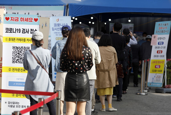 코로나19 신규 확진자가 0시 기준 1,940명을 기록한 14일 서울역 임시선별검사소를 찾은 시민이 검사를 기다리고 있다. 2021.10.14 / 사진=[뉴시스]