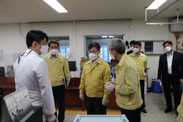 강성국 법무부 차관이 서울구치소를 방문해 직원들을 격려하고 있다 (사진 = 법무부 제공)