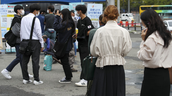 단계적 일상회복인 '위드 코로나' 방역체계 전환을 앞두고 코로나19 확산세가 이어지고 있는 가운데 15일 오전 서울 중구 서울역광장에 설치된 임시선별검사소를 찾은 시민들이 코로나19 검사를 받기 위해 대기하고 있다. 2021.10.15 / 사진=[뉴시스]